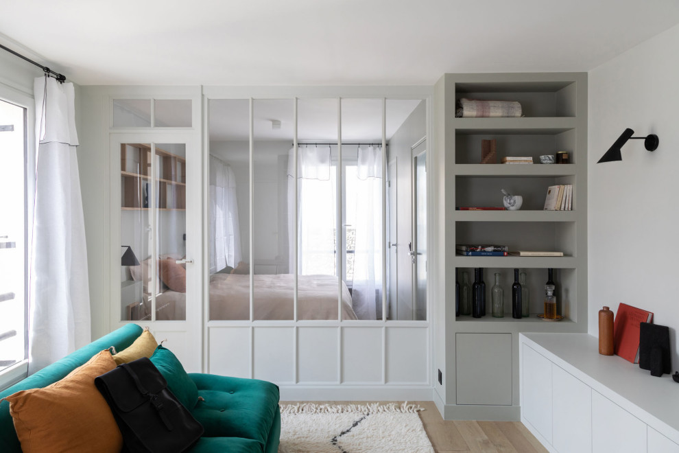 Foto di un piccolo soggiorno minimalista aperto con libreria, pareti grigie, parquet chiaro, nessun camino, nessuna TV e pavimento beige