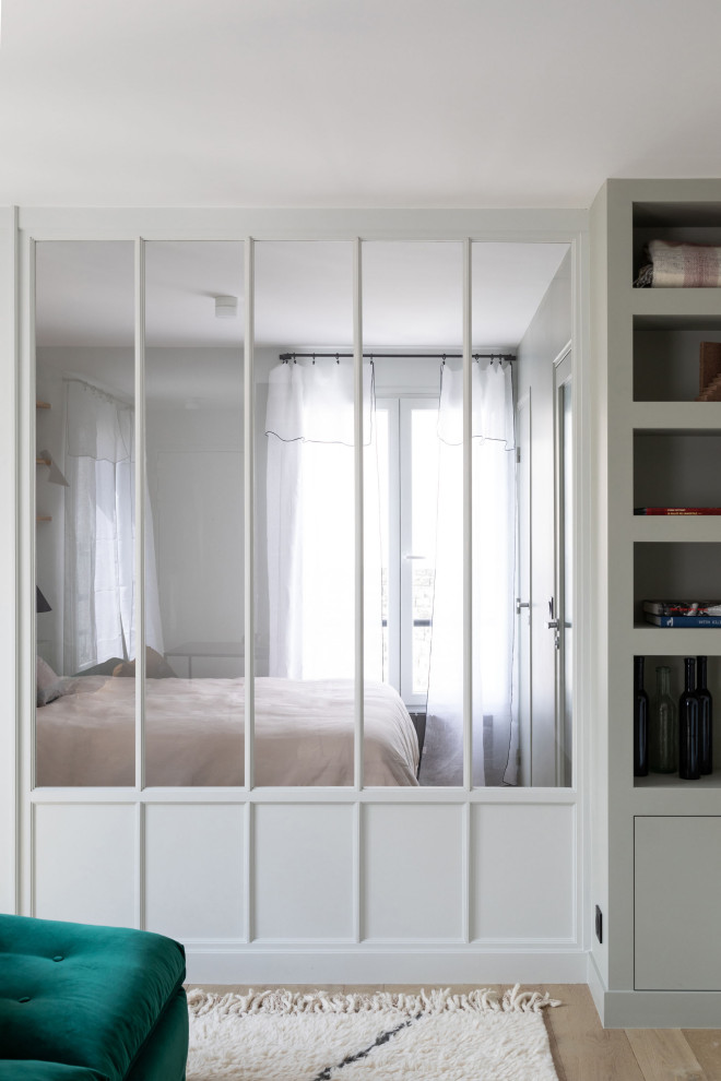 Идея дизайна: маленькая открытая гостиная комната в стиле модернизм с с книжными шкафами и полками, серыми стенами, светлым паркетным полом и бежевым полом без камина, телевизора для на участке и в саду