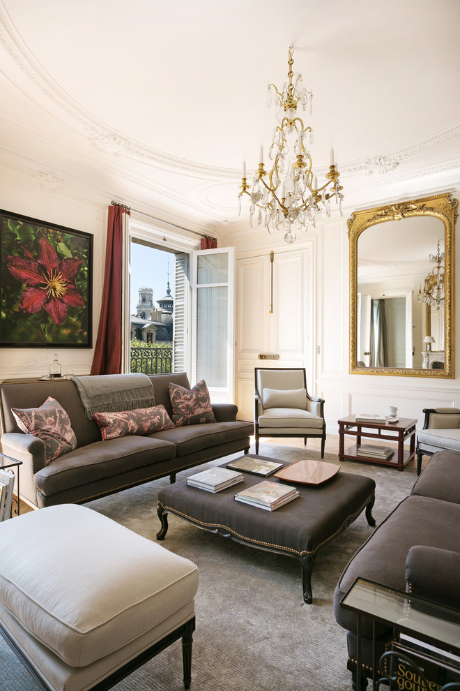 Großes, Repräsentatives, Fernseherloses, Abgetrenntes Klassisches Wohnzimmer ohne Kamin mit weißer Wandfarbe in Paris