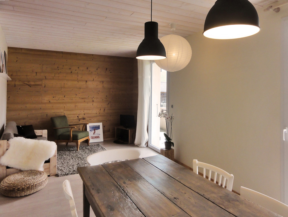 Kleines, Fernseherloses, Offenes Modernes Wohnzimmer ohne Kamin mit weißer Wandfarbe und hellem Holzboden in Lyon