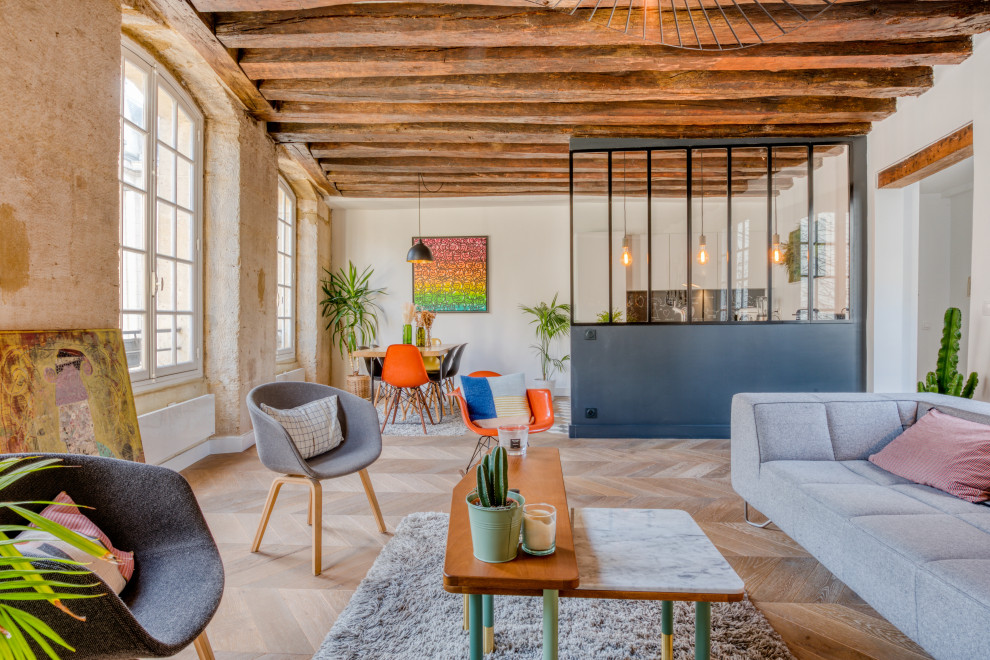 Großes, Offenes Skandinavisches Wohnzimmer ohne Kamin mit beiger Wandfarbe, dunklem Holzboden und beigem Boden in Paris
