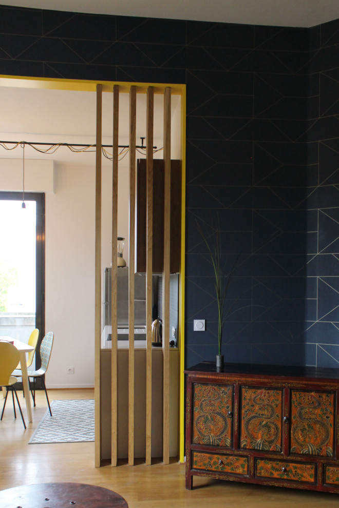 Стильный дизайн: большая открытая гостиная комната в современном стиле с с книжными шкафами и полками, синими стенами и светлым паркетным полом без камина, телевизора - последний тренд