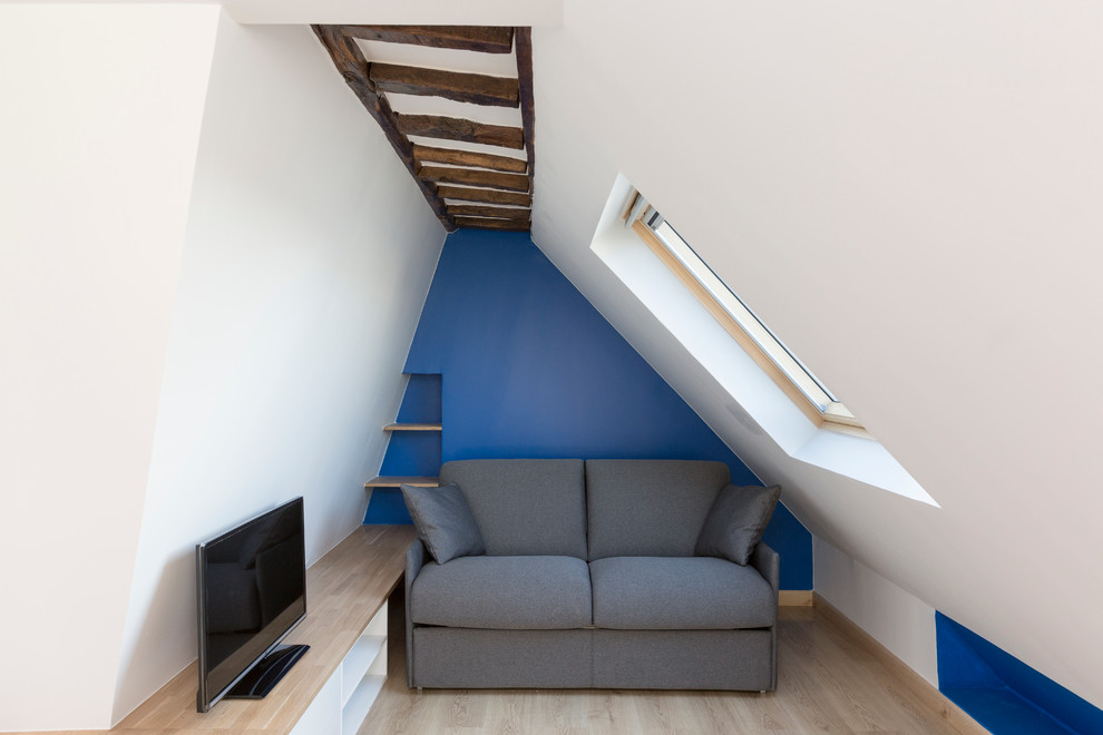 Exemple d'un petit salon tendance ouvert avec un mur bleu, parquet clair, aucune cheminée, un téléviseur indépendant et un sol beige.