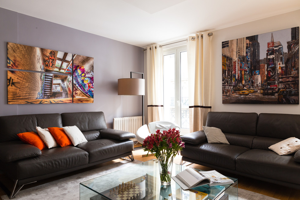 Пример оригинального дизайна: открытая гостиная комната среднего размера в современном стиле с светлым паркетным полом и фиолетовыми стенами