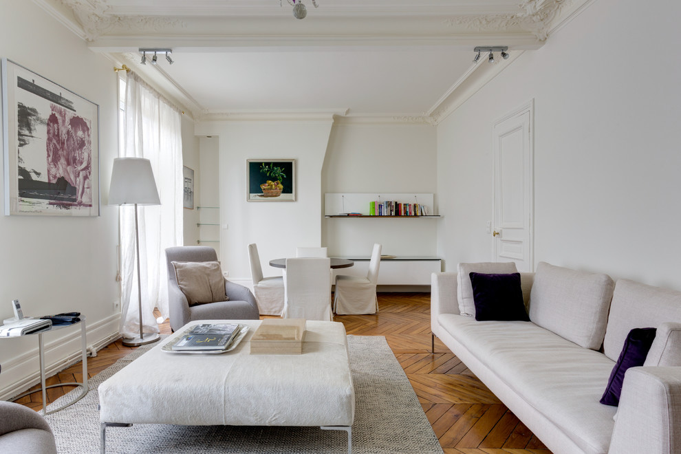 Exemple d'un grand salon chic fermé avec une salle de réception, un mur blanc, un sol en bois brun et éclairage.