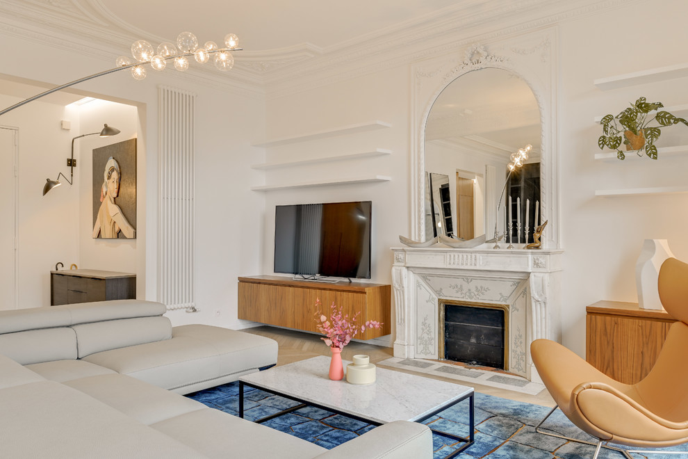 Aménagement d'un grand salon scandinave ouvert avec un mur blanc, parquet clair, une cheminée standard, un manteau de cheminée en pierre et un téléviseur indépendant.