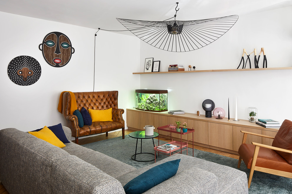 Imagen de salón abierto nórdico de tamaño medio sin chimenea y televisor con paredes blancas y suelo de madera clara