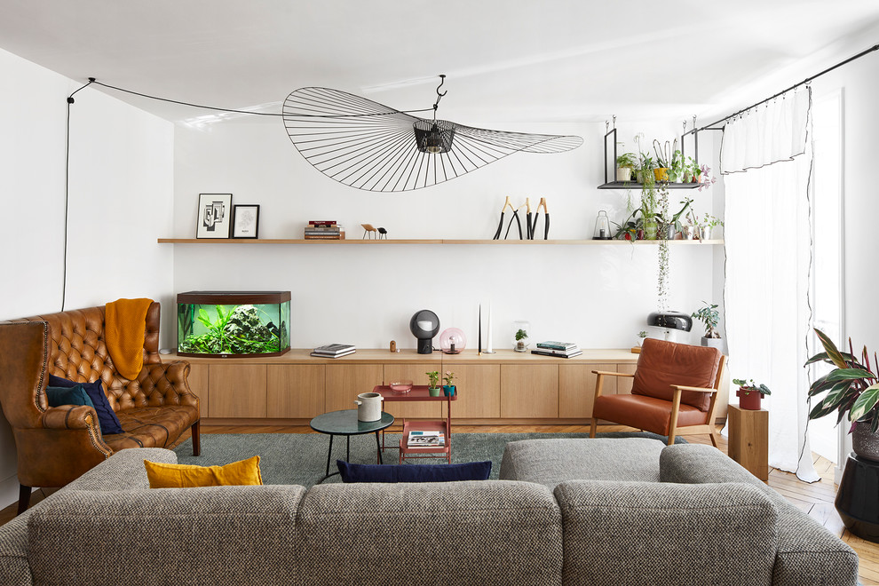 Mittelgroßes, Fernseherloses, Offenes Modernes Wohnzimmer ohne Kamin mit weißer Wandfarbe, hellem Holzboden und beigem Boden in Paris