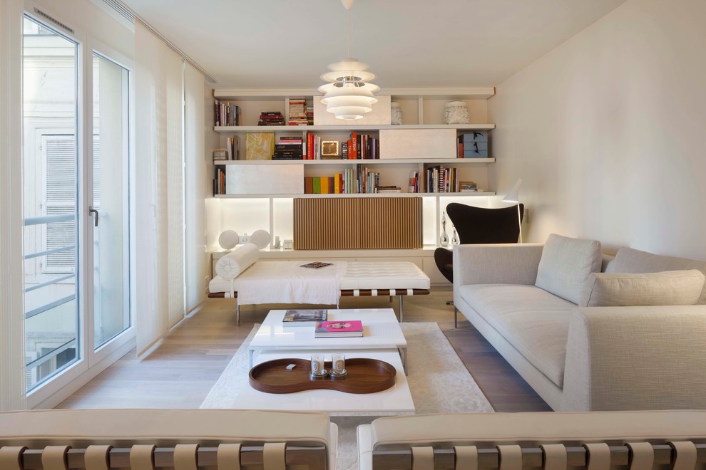 Ejemplo de salón para visitas abierto nórdico sin chimenea y televisor con paredes blancas y suelo de madera clara
