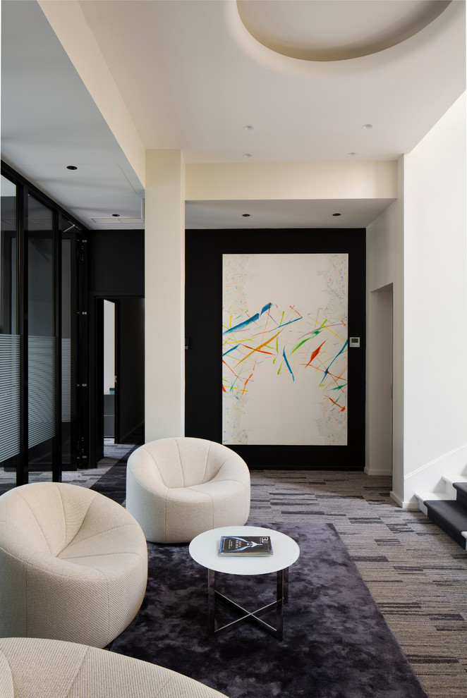 Стильный дизайн: гостиная комната в современном стиле с черными стенами, ковровым покрытием и серым полом - последний тренд