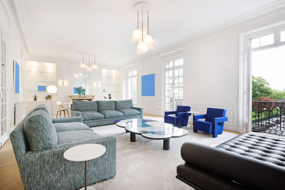 Стильный дизайн: изолированная гостиная комната среднего размера в современном стиле с стандартным камином - последний тренд
