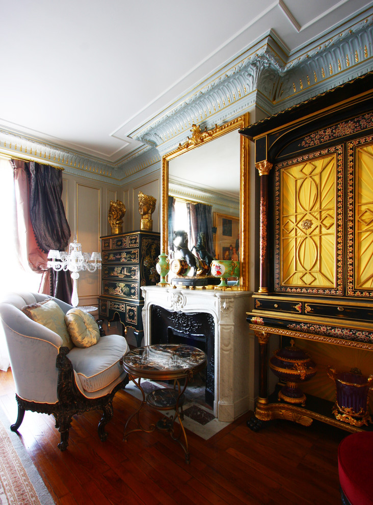 This is an example of a small traditional formal enclosed living room in Paris.