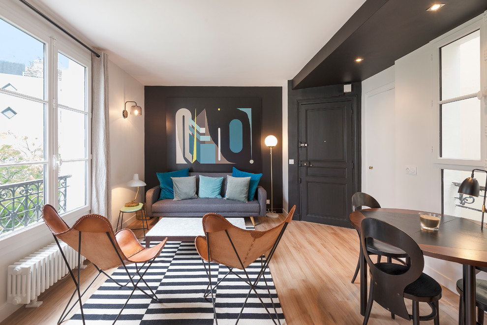 Klassisches Wohnzimmer mit weißer Wandfarbe, braunem Holzboden und braunem Boden in Paris