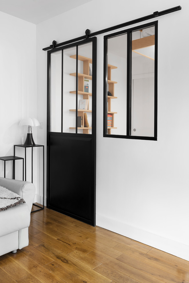 Diseño de salón para visitas abierto nórdico de tamaño medio sin chimenea con paredes blancas y suelo de madera en tonos medios