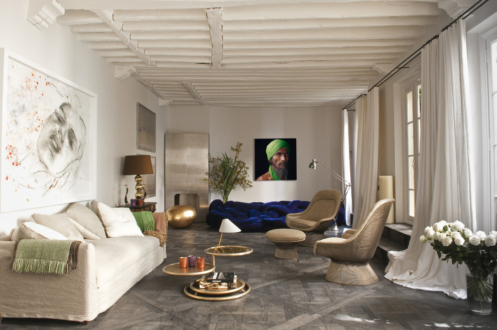 Esempio di un grande soggiorno eclettico chiuso con sala formale, pareti bianche, pavimento in legno massello medio, nessun camino e nessuna TV