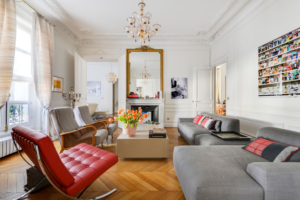 Aménagement d'un grand salon contemporain fermé avec une salle de réception, un mur blanc, parquet clair, une cheminée standard, un manteau de cheminée en pierre, aucun téléviseur et un sol beige.