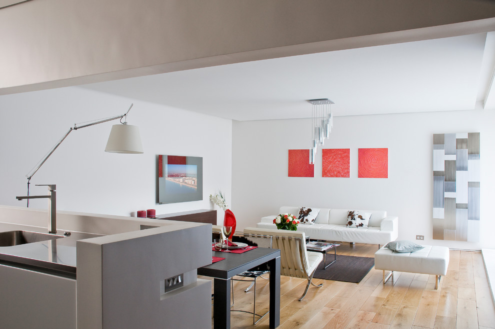 Idee per un soggiorno minimal di medie dimensioni e aperto con sala formale, pareti bianche e parquet chiaro