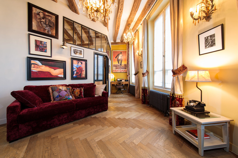 Aménagement d'un salon industriel de taille moyenne avec un sol en bois brun, un sol marron, un mur jaune et éclairage.