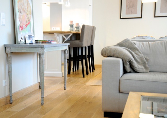 Foto di un soggiorno moderno con parquet chiaro