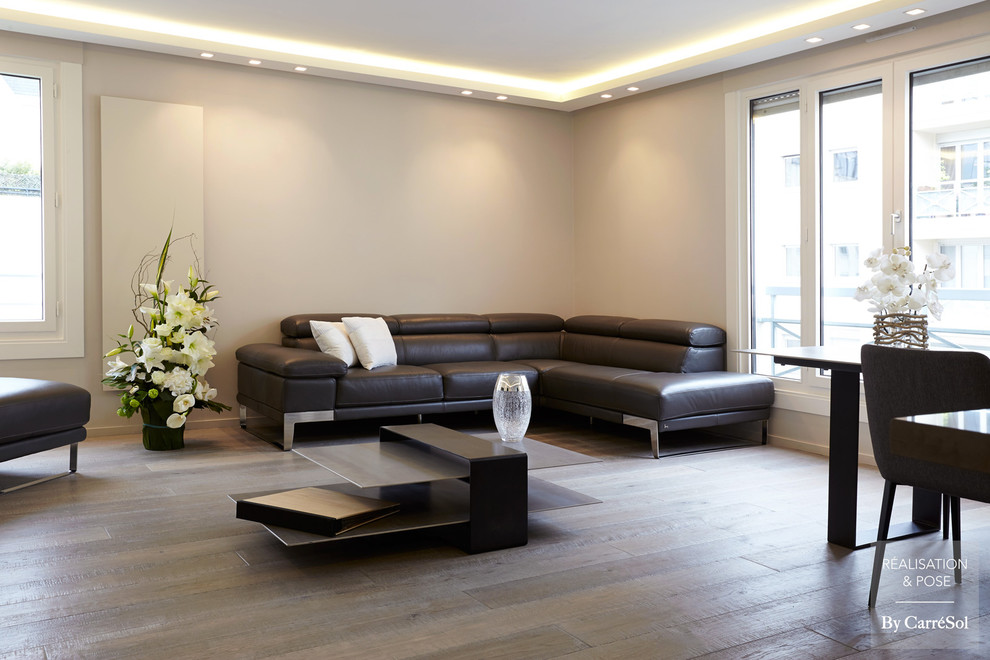 Esempio di un soggiorno minimalista di medie dimensioni e chiuso con parquet scuro, sala formale e nessuna TV