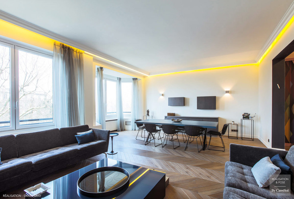 Идея дизайна: большая парадная, изолированная гостиная комната в современном стиле с светлым паркетным полом