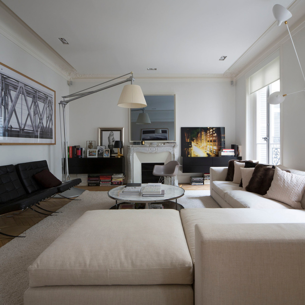Großes, Abgetrenntes Modernes Wohnzimmer mit weißer Wandfarbe, braunem Holzboden, Kamin und Kaminumrandung aus Stein in Lyon