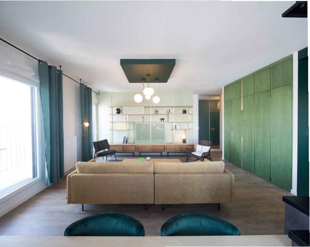 Пример оригинального дизайна: гостиная комната среднего размера в современном стиле с белыми стенами, светлым паркетным полом, скрытым телевизором и коричневым полом без камина