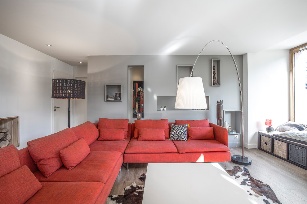 Exemple d'un grand salon tendance ouvert avec aucun téléviseur, un mur gris et parquet clair.