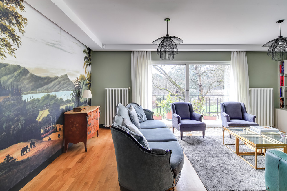 Mittelgroßes, Offenes Klassisches Wohnzimmer ohne Kamin mit grüner Wandfarbe, hellem Holzboden und freistehendem TV in Paris