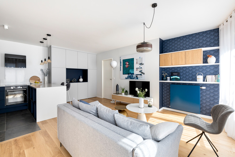 Стильный дизайн: парадная, открытая гостиная комната среднего размера в морском стиле с белыми стенами, светлым паркетным полом и отдельно стоящим телевизором без камина - последний тренд