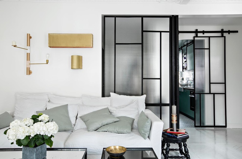 Großes, Offenes, Repräsentatives, Fernseherloses Modernes Wohnzimmer ohne Kamin mit gebeiztem Holzboden und weißer Wandfarbe in Paris