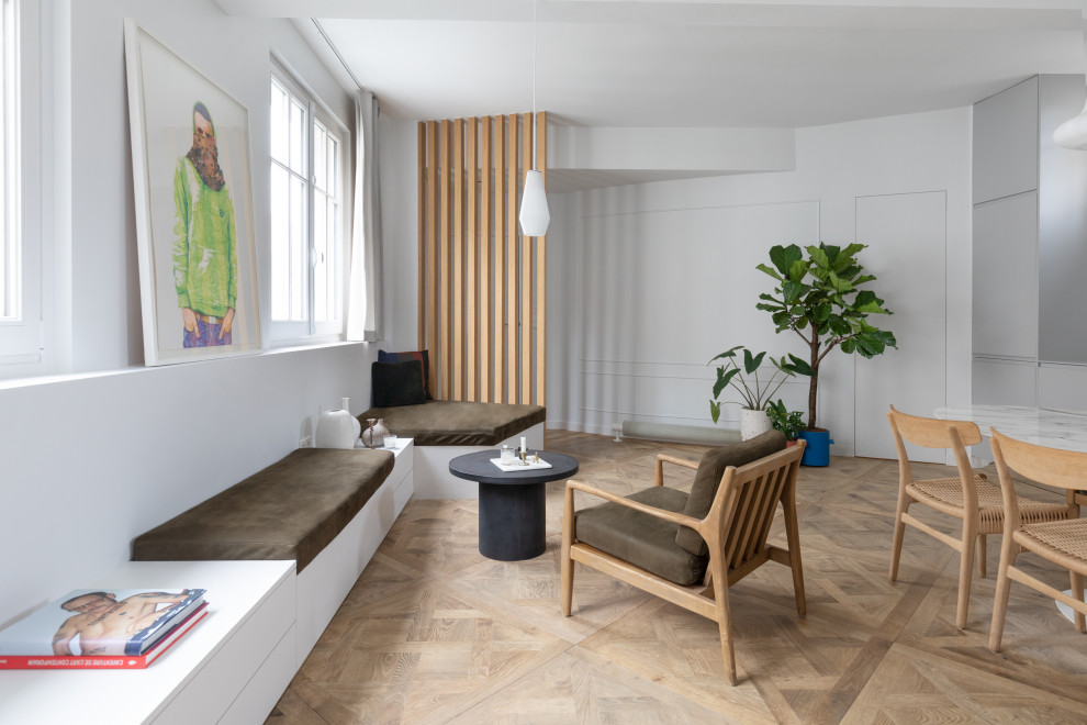 Aménagement d'un salon contemporain ouvert avec un mur blanc, un sol en bois brun, un sol marron et du lambris.