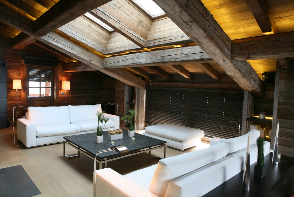 На фото: изолированная гостиная комната в современном стиле с светлым паркетным полом без камина, телевизора с
