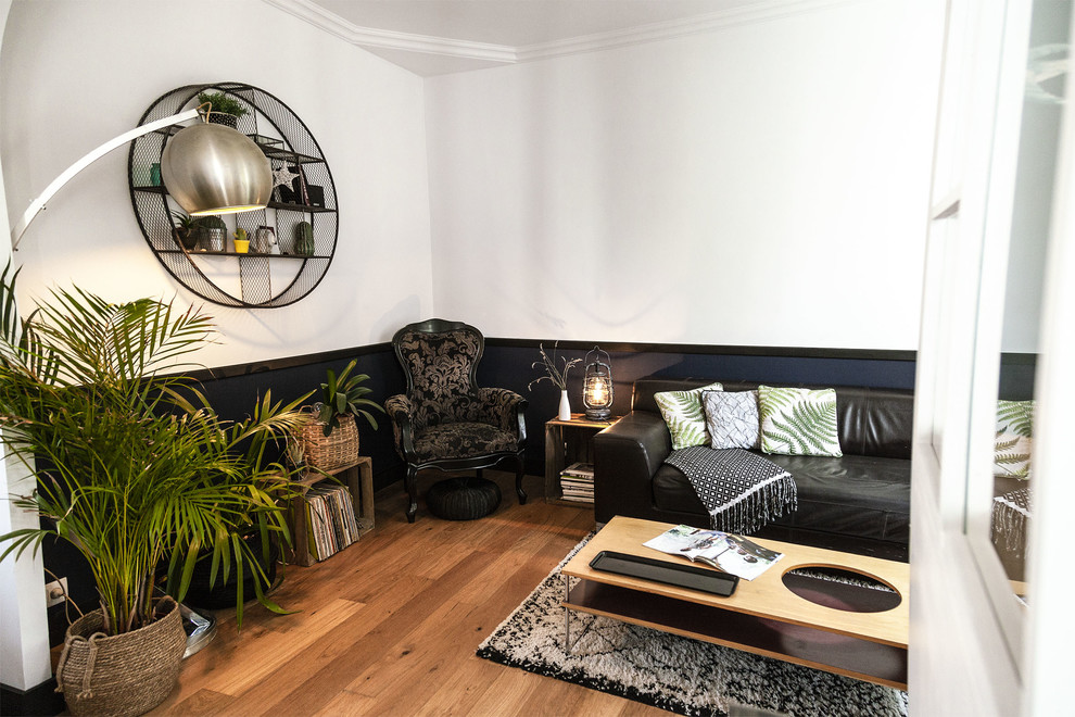 Foto di un piccolo soggiorno moderno aperto con pareti blu, parquet chiaro, TV a parete e nessun camino