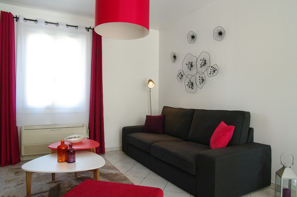 Пример оригинального дизайна: изолированная гостиная комната среднего размера в стиле модернизм с с книжными шкафами и полками, белыми стенами, полом из керамической плитки и скрытым телевизором без камина