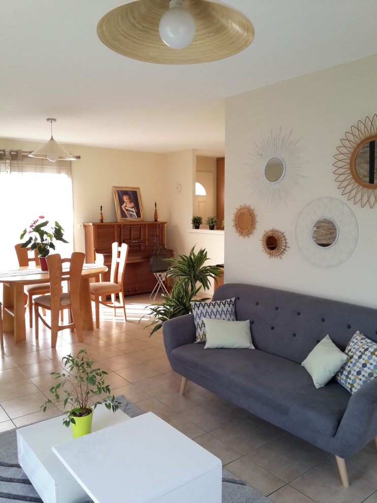 Mittelgroßes, Offenes Nordisches Wohnzimmer mit grüner Wandfarbe, Keramikboden und beigem Boden in Nantes