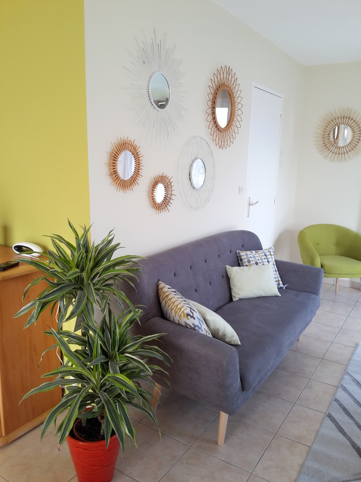 Mittelgroßes, Offenes Skandinavisches Wohnzimmer mit grüner Wandfarbe, Keramikboden, Kaminofen und beigem Boden in Nantes