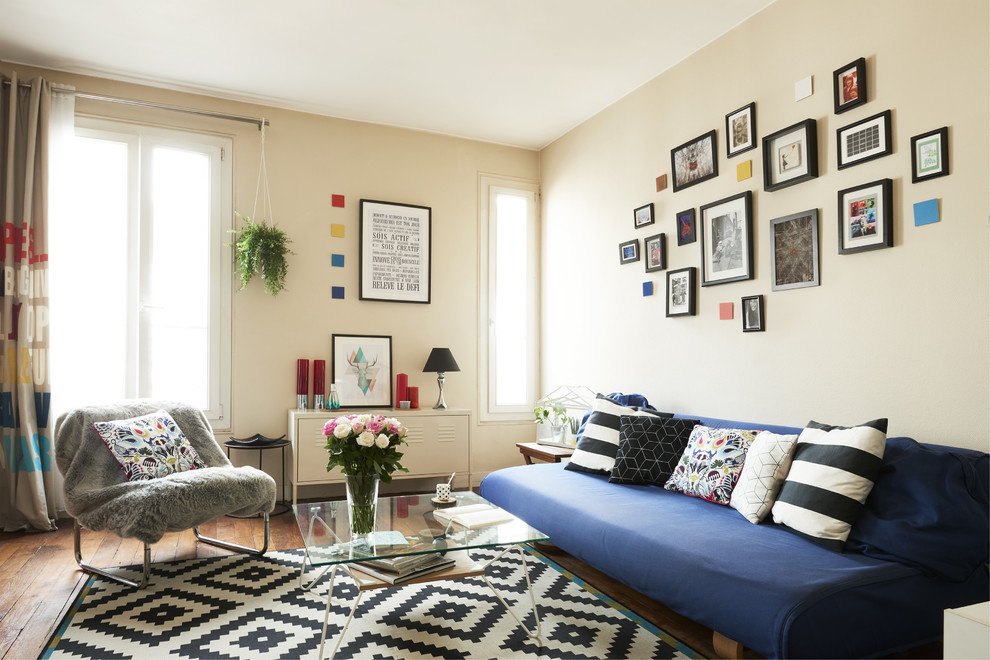Skandinavisches Wohnzimmer mit beiger Wandfarbe und braunem Holzboden in Paris