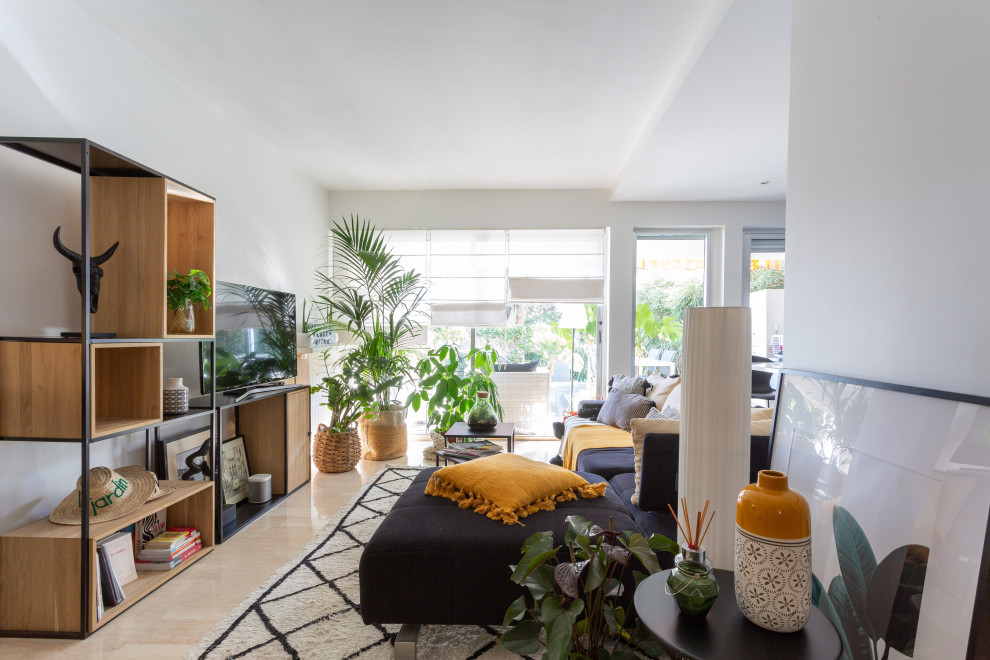 Esempio di un grande soggiorno minimal aperto con pareti bianche, pavimento in marmo, TV autoportante e pavimento beige