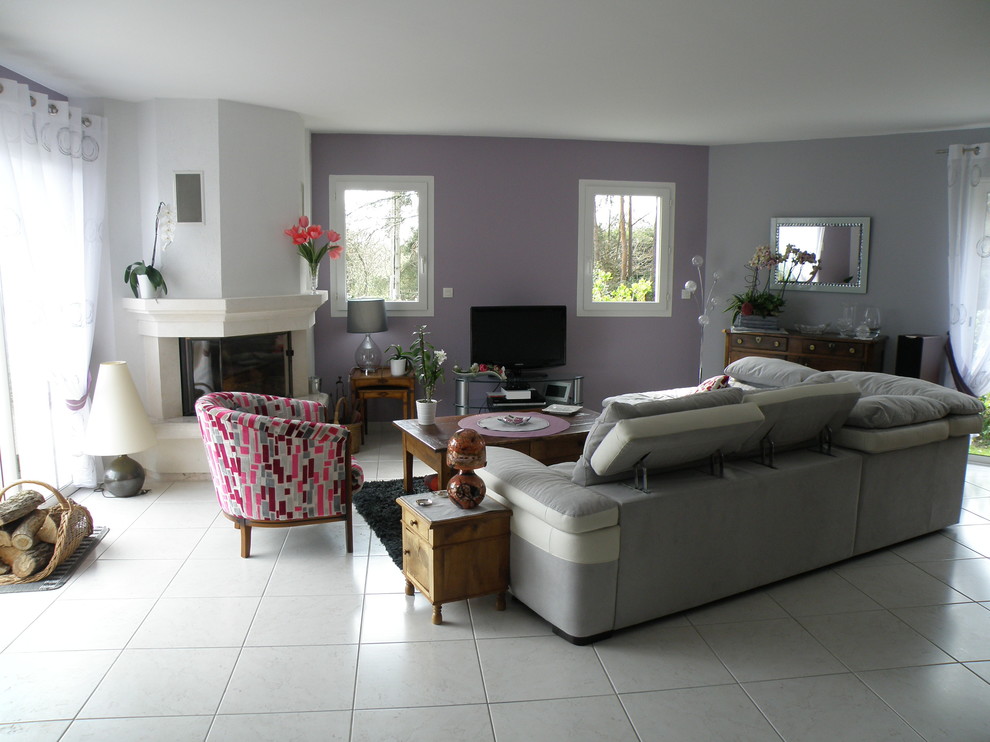 Свежая идея для дизайна: большая открытая гостиная комната в классическом стиле с фиолетовыми стенами, полом из керамической плитки, угловым камином, фасадом камина из штукатурки и белым полом - отличное фото интерьера