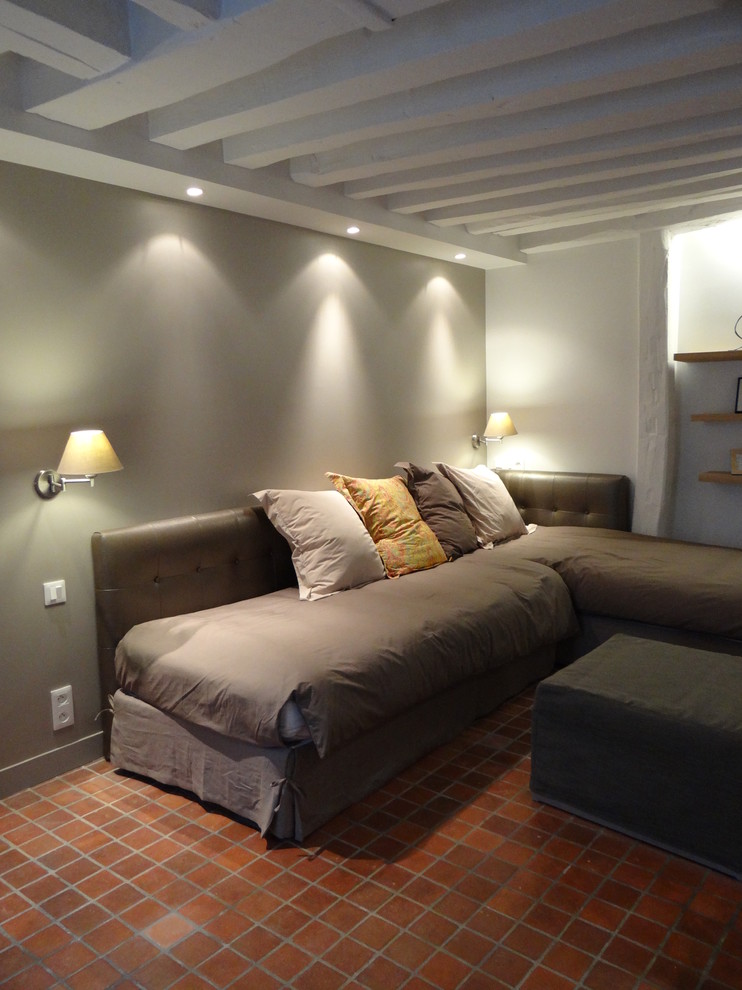 Kleines Modernes Wohnzimmer mit beiger Wandfarbe, Terrakottaboden und rotem Boden in Paris