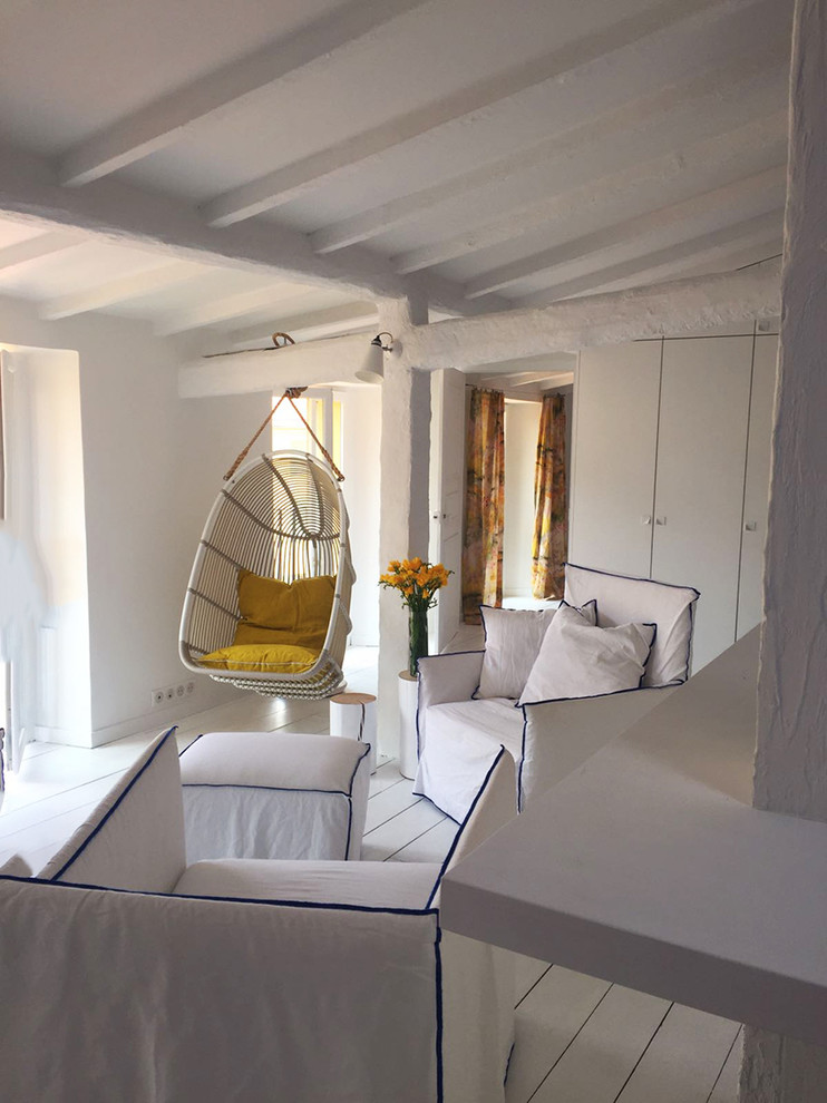Großes, Fernseherloses, Offenes Modernes Wohnzimmer mit weißer Wandfarbe, gebeiztem Holzboden und weißem Boden in Nizza