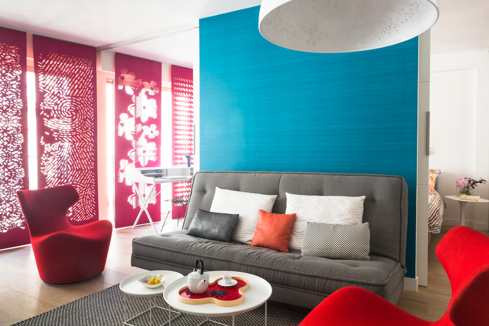Стильный дизайн: парадная, открытая гостиная комната среднего размера в современном стиле с белыми стенами и паркетным полом среднего тона - последний тренд