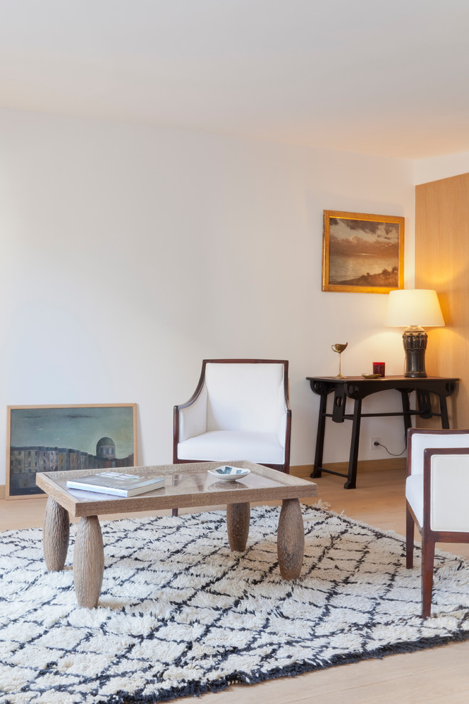 Mittelgroßes, Fernseherloses, Abgetrenntes Modernes Wohnzimmer ohne Kamin mit weißer Wandfarbe und hellem Holzboden in Paris