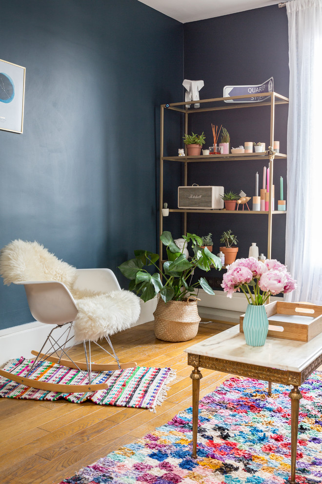 Свежая идея для дизайна: гостиная комната в стиле фьюжн с синими стенами, паркетным полом среднего тона и коричневым полом - отличное фото интерьера