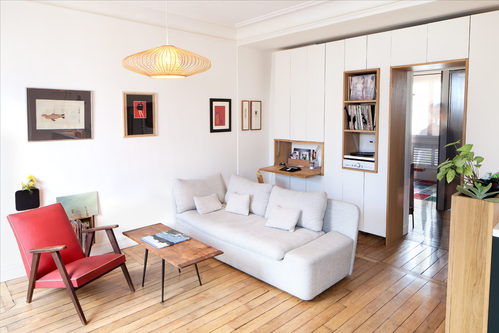 Стильный дизайн: парадная, изолированная гостиная комната среднего размера в современном стиле с белыми стенами и паркетным полом среднего тона без камина, телевизора - последний тренд