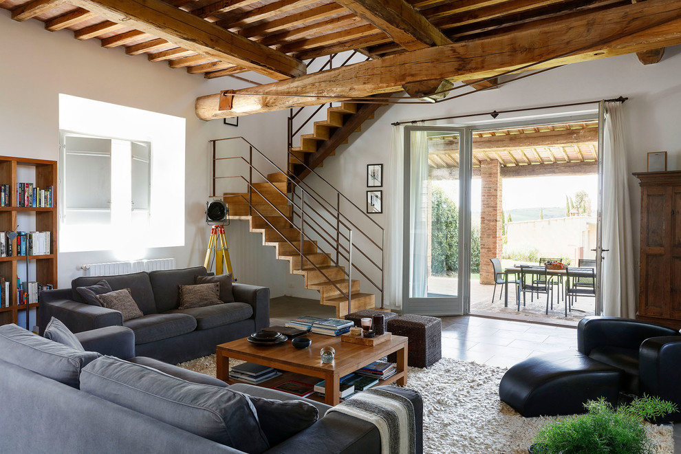 Idee per un soggiorno mediterraneo con pareti bianche e pavimento marrone