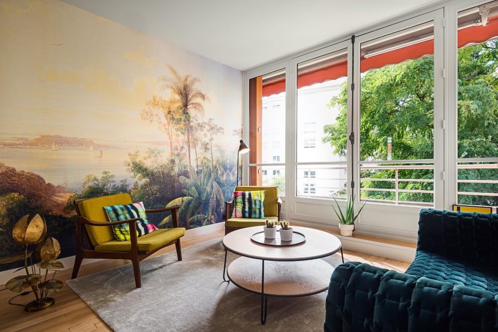 Источник вдохновения для домашнего уюта: гостиная комната в стиле фьюжн с разноцветными стенами, паркетным полом среднего тона и коричневым полом