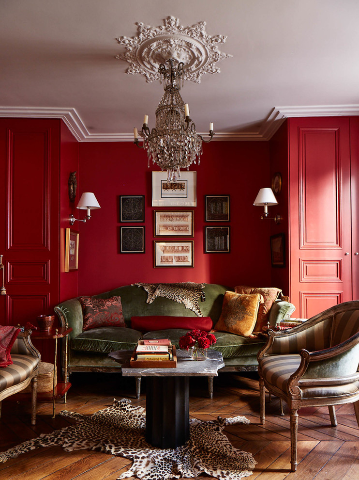Mittelgroßes, Fernseherloses, Abgetrenntes, Repräsentatives Klassisches Wohnzimmer ohne Kamin mit roter Wandfarbe und braunem Holzboden in Paris