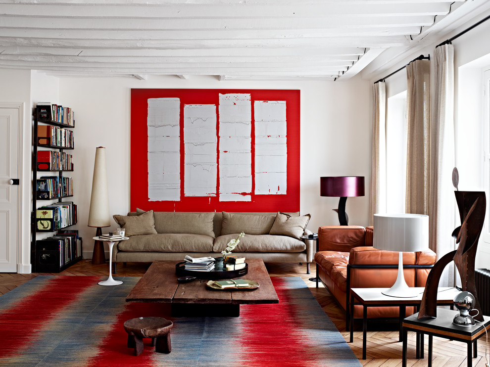 Ispirazione per un soggiorno design con pareti bianche, pavimento in legno massello medio e nessuna TV